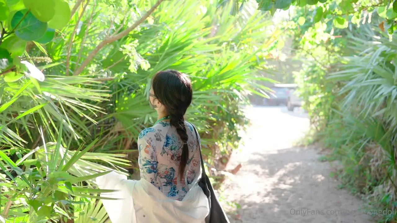 HongKongDoll: Geplänkel der Surfer-Girl